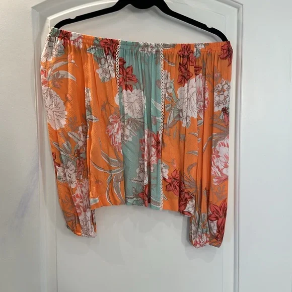 MINPINK Off Shoulder Floral Top - Picture 2 of 4